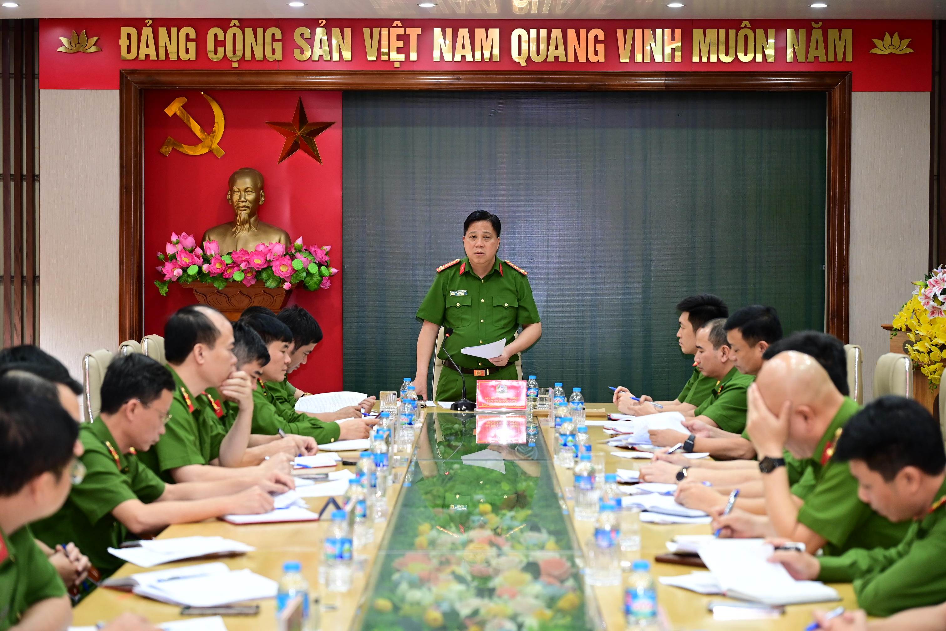 Đại tá Bùi Trung Thành, Phó giám đốc CATP làm việc với Công an 8 phường về kết quả thực hiện Kế hoạch số 483 của Bộ trưởng Bộ Công an và tiến độ thực hiện các chỉ tiêu, nhiệm vụ được giao trong năm 2025